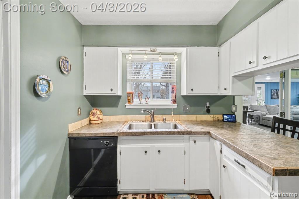 7377 Grandwood Drive, Swartz Creek, MI 48473 — Photo 9