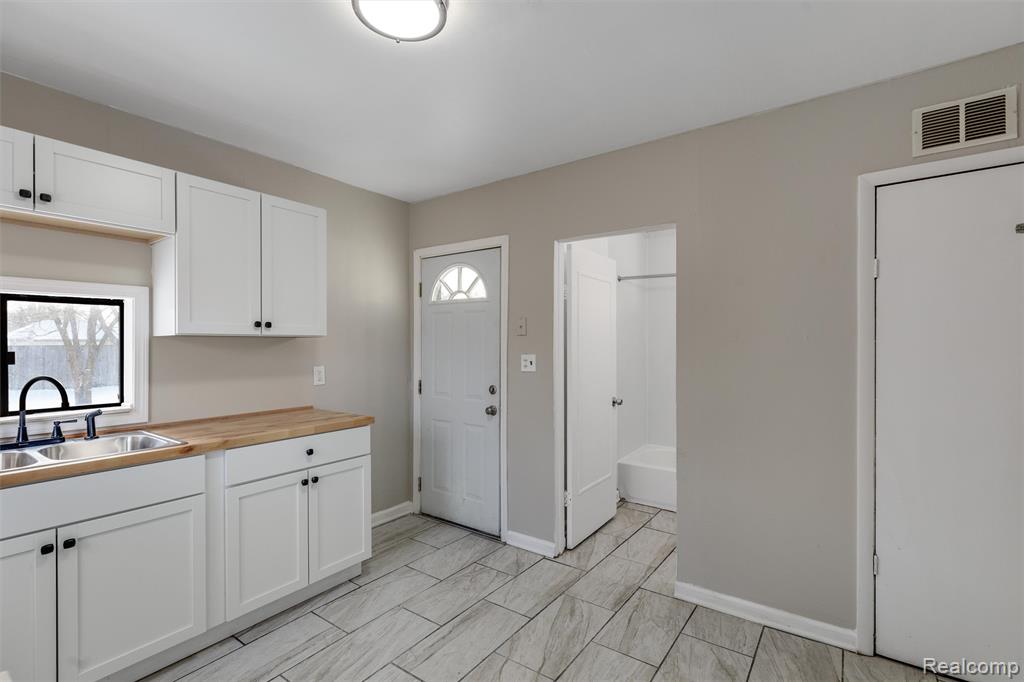 15358 Charles R Avenue, Eastpointe, MI 48021 — Photo 15