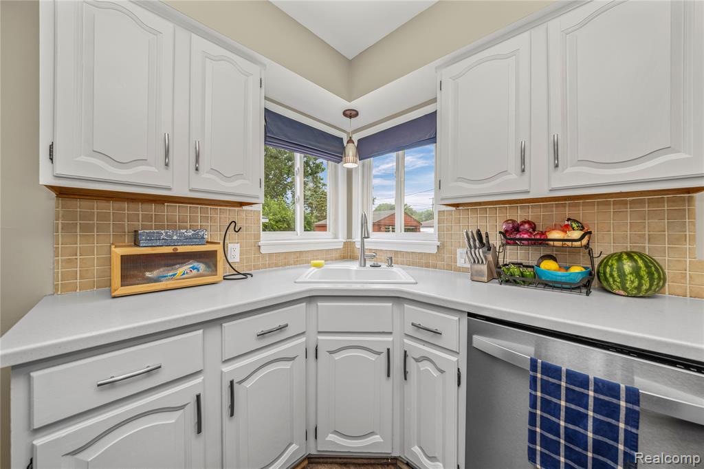 9939 Deering Street, Livonia, MI 48150 — Photo 10