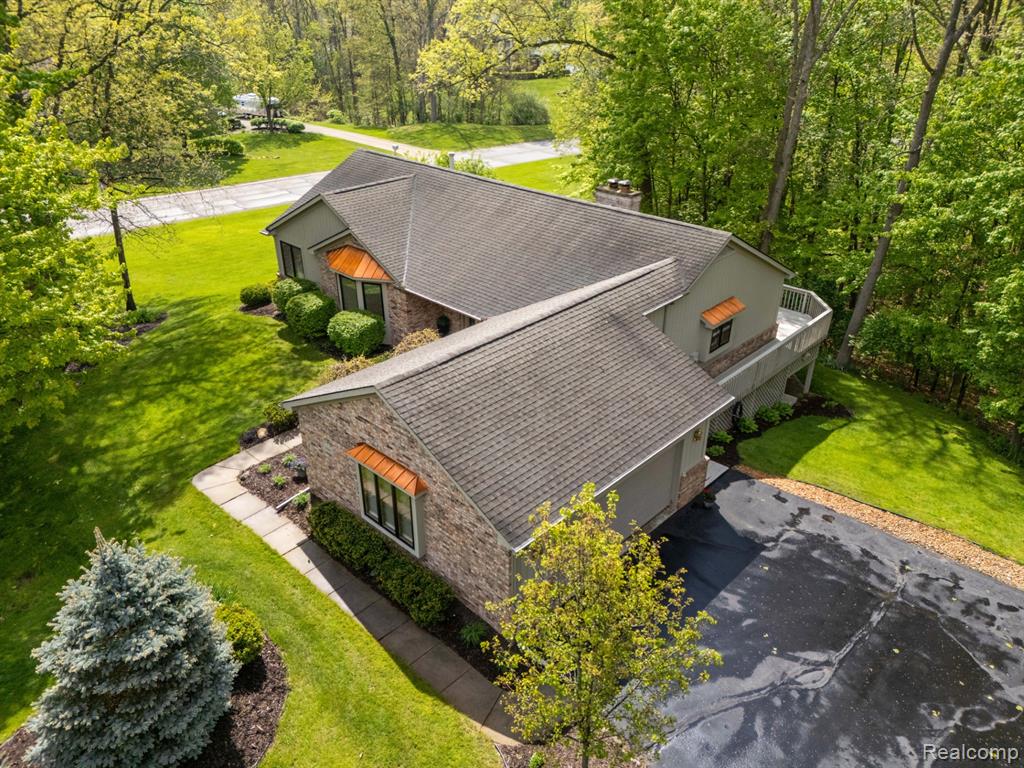 2484 PINE HOLLOW Trail, Brighton, MI 48114 — Photo 35