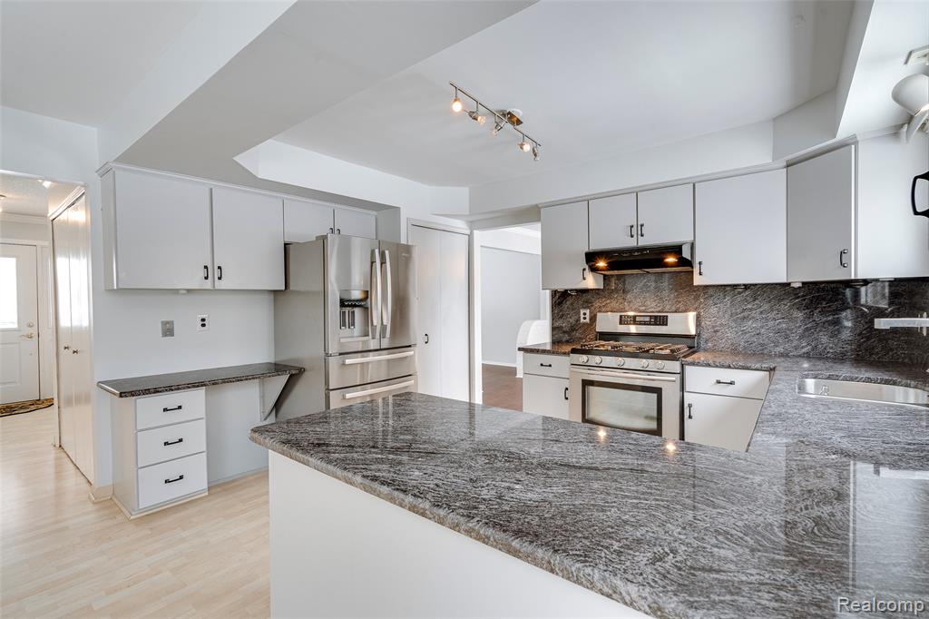 45900 Gainsborough Drive, Canton, MI 48187 — Photo 10