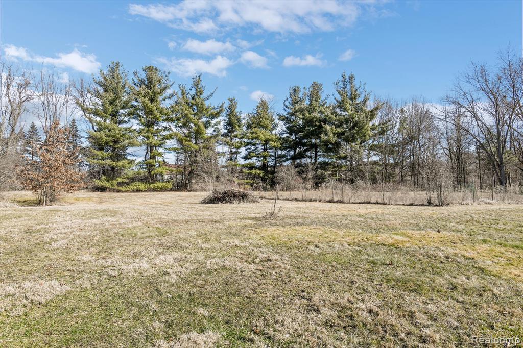 850 W MAPLE Road, Milford, MI 48381 — Photo 18