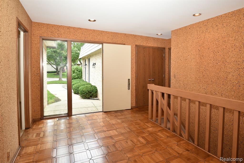 5132 WOODLANDS Lane, Bloomfield Hills, MI 48302 — Photo 2