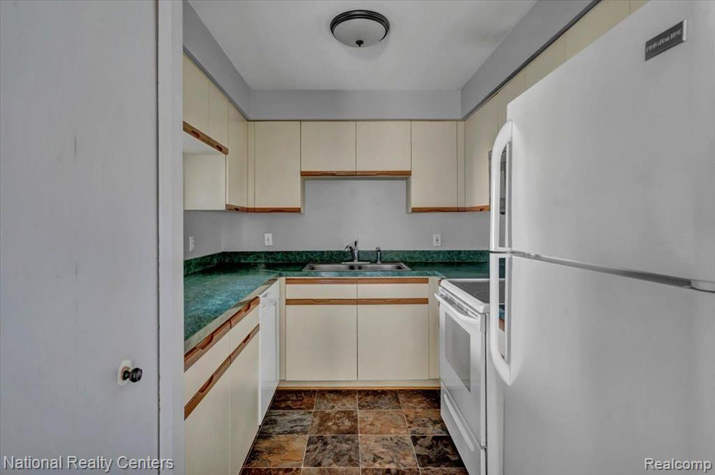 5026 AMHURST, Waterford, MI 48327 — Photo 7