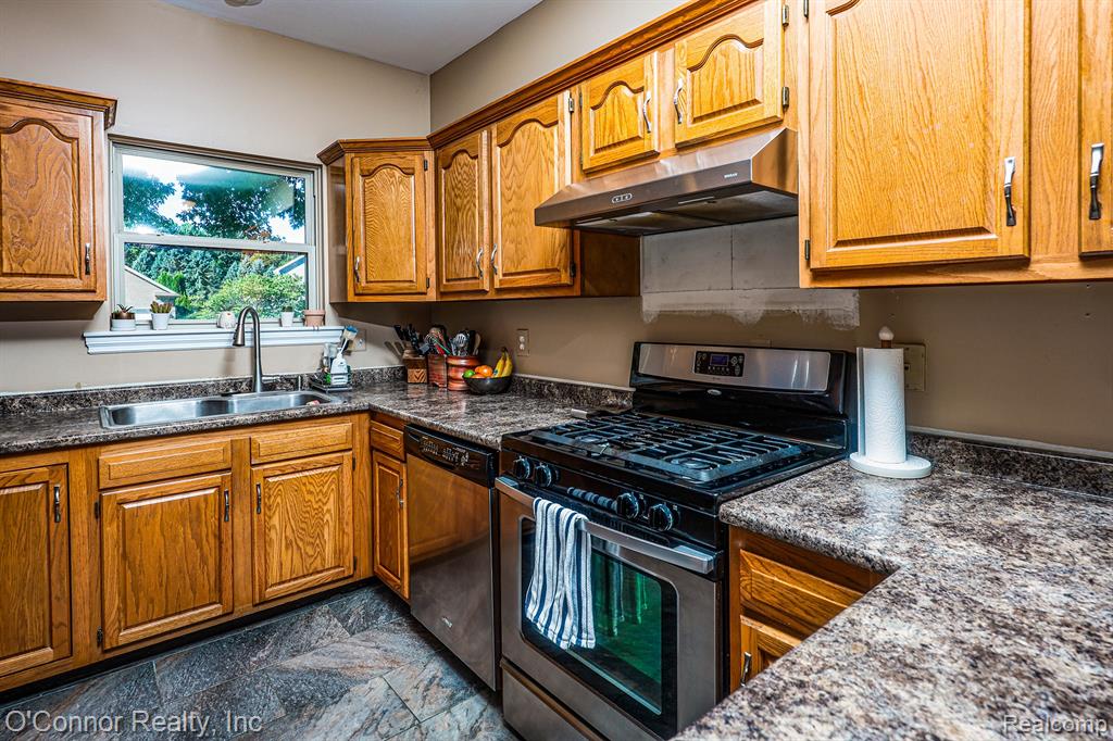 940 Covington Court, Marysville, MI 48040 — Photo 13