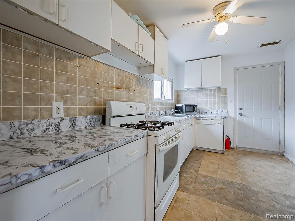 948 E Kalama Avenue, Madison Heights, MI 48071 — Photo 10