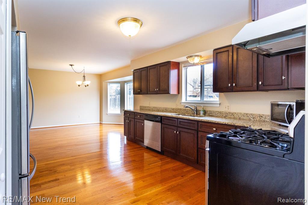 24486 RIVERVIEW Lane, Novi, MI — Photo 11