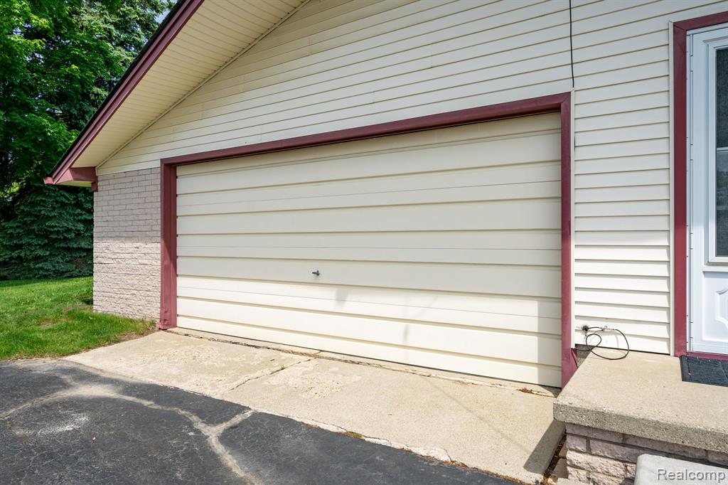 5871 Brewster Road, Rochester Hills, MI 48306 — Photo 35