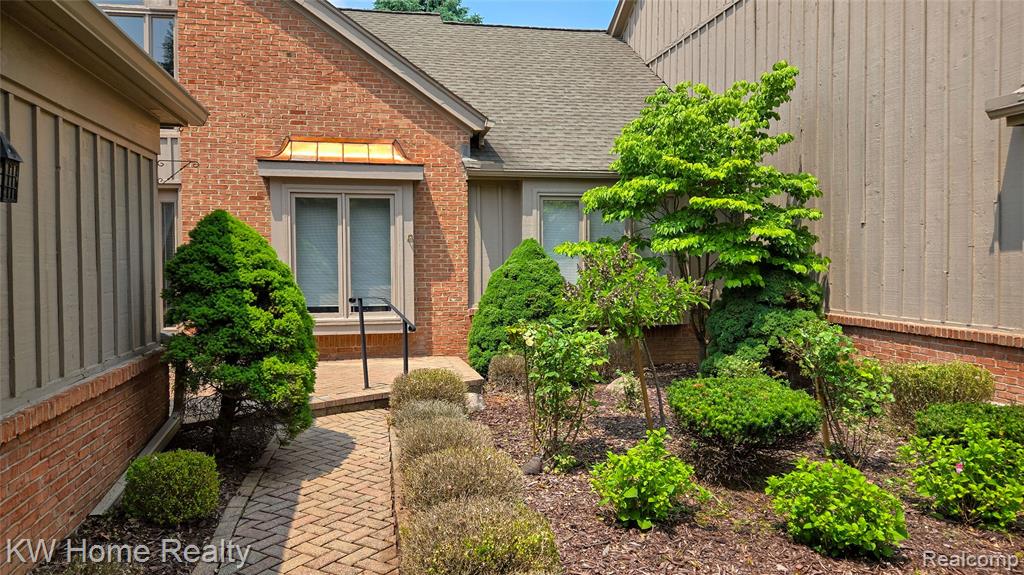 37634 Russett Drive, Farmington Hills, MI 48331 — Photo 36