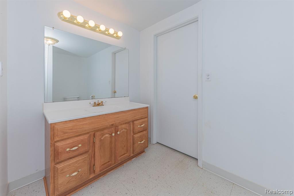 5003 HICKORY POINTE Drive, Orchard Lake Village, MI 48323 — Photo 75