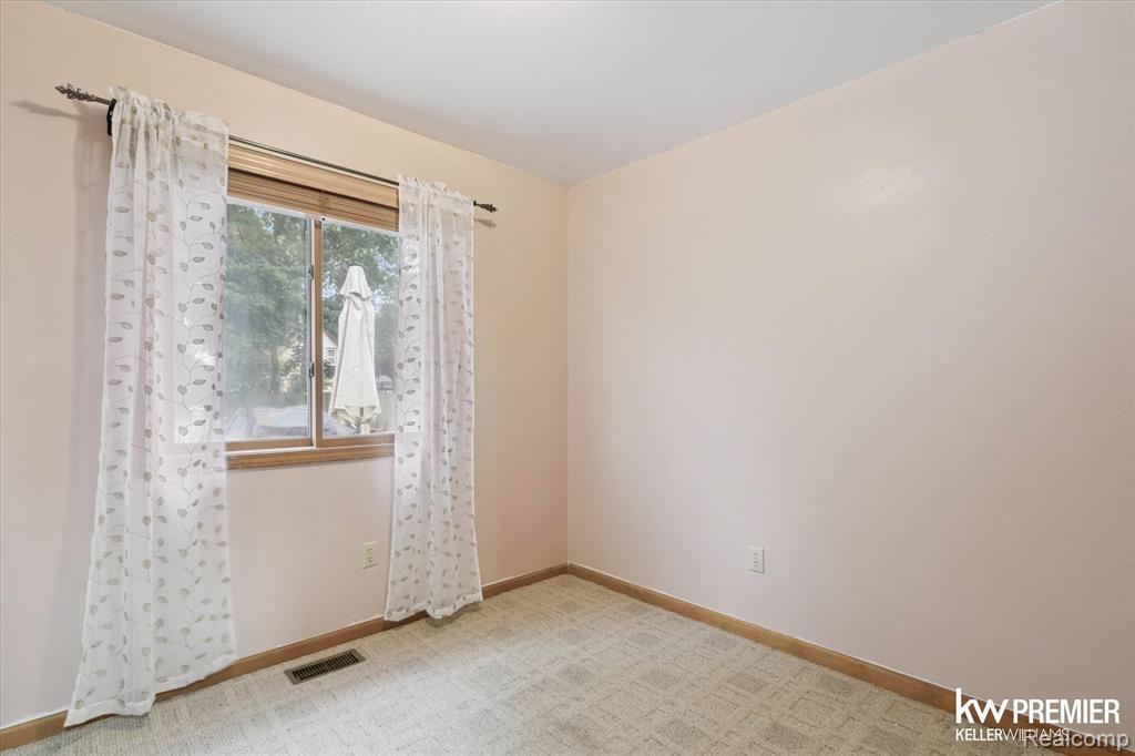 6421 Prairie Lawn Drive, Waterford, MI 48329 — Photo 20