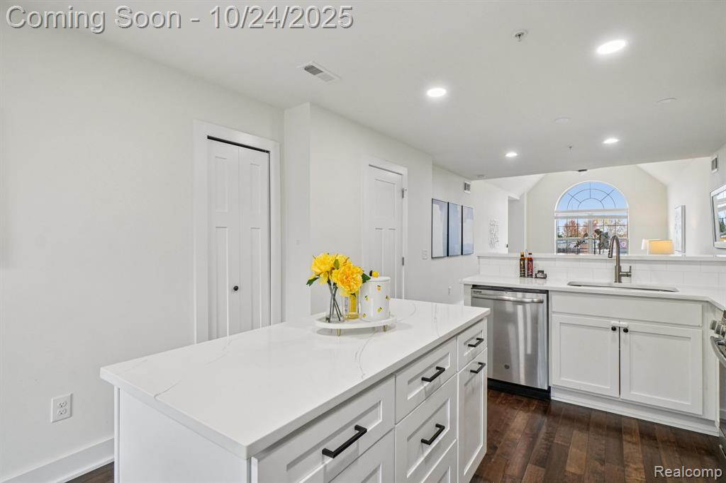 39675 Springwater, Northville, MI 48168 — Photo 16