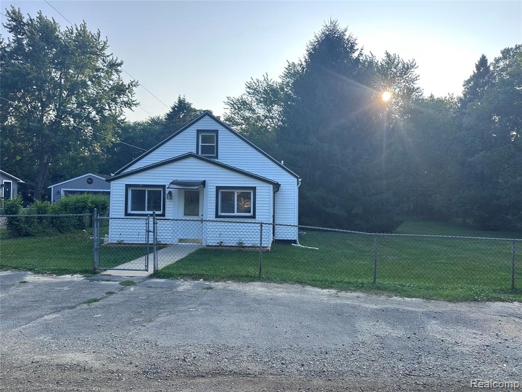 3285 Maple Ridge, Highland, MI