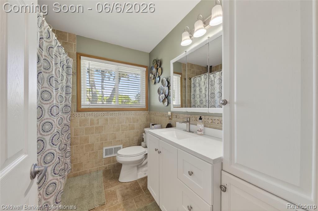 373 Tilmor Drive, Waterford, MI 48328 — Photo 17