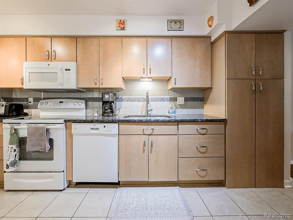 7418 Azalea Court, West Bloomfield, MI — Photo 3