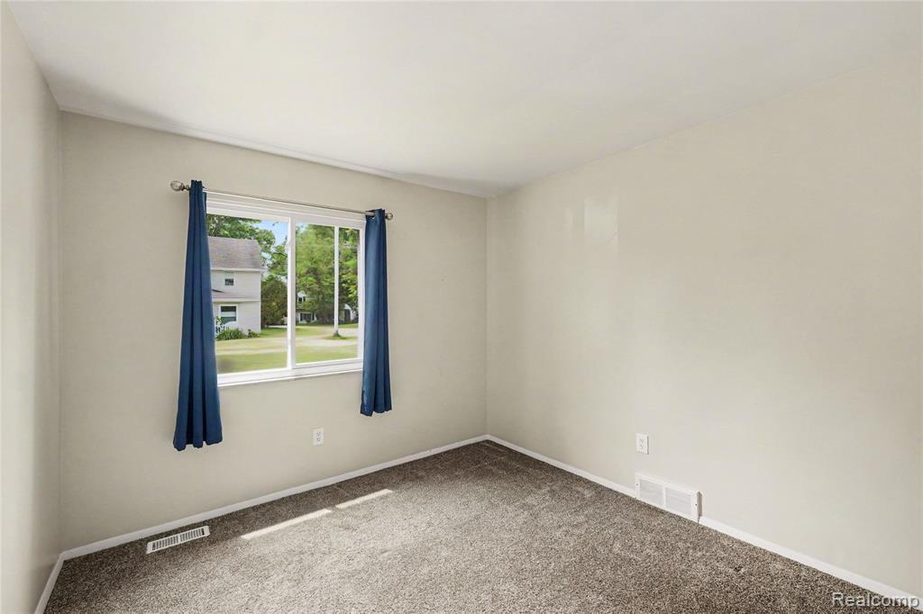 606 Hickory Street, Fenton, MI 48430 — Photo 14