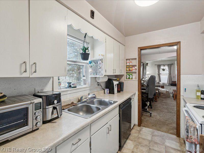 914 COMFORT Street, Lansing, MI 48915 — Photo 10