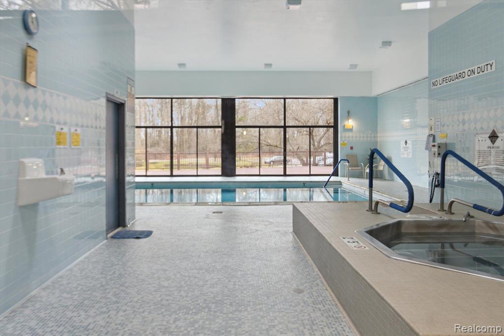 43050 12 Oaks Crescent Drive, 3044, Novi, MI 48377 — Photo 33
