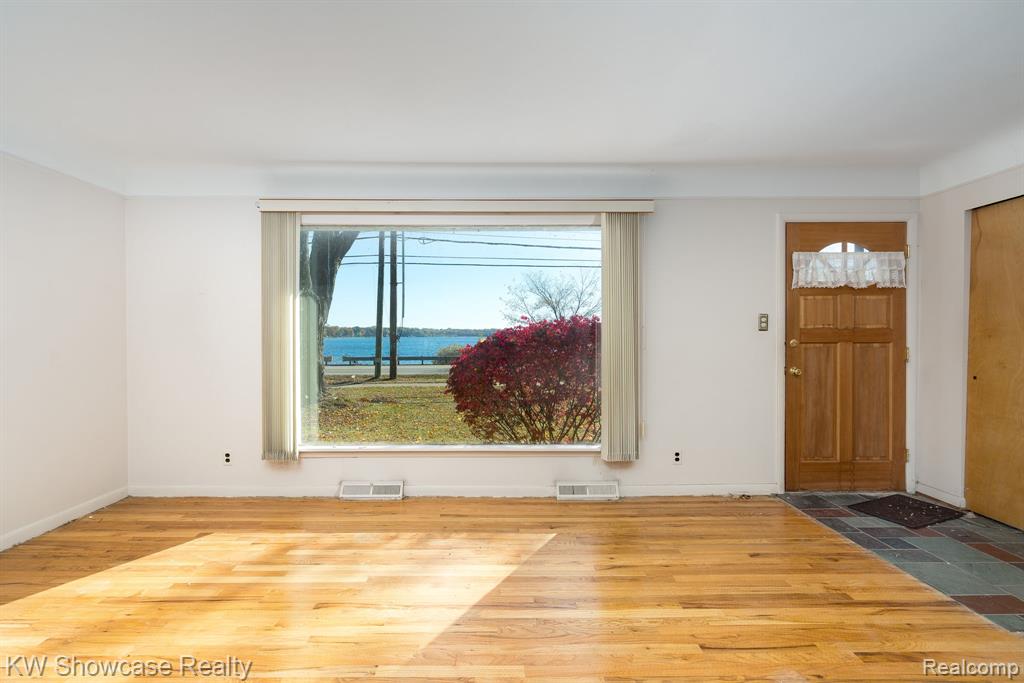 5274 Cooley Lake Road, Waterford, MI 48327 — Photo 18