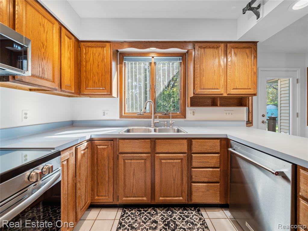 4097 Merna Lane, Milford, MI 48380 — Photo 9