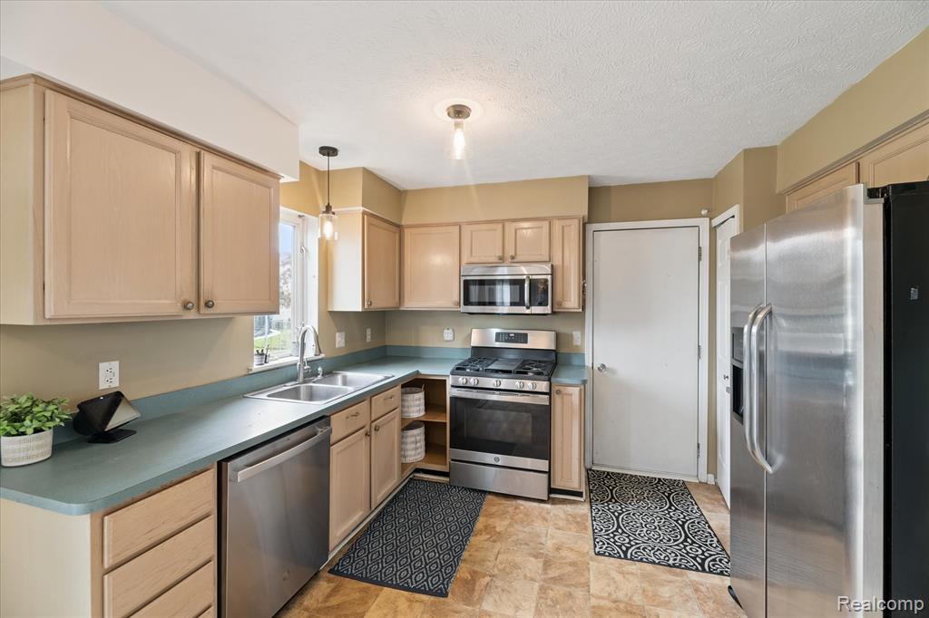 729 Cricket Crossing, Pinckney, MI 48169 — Photo 12