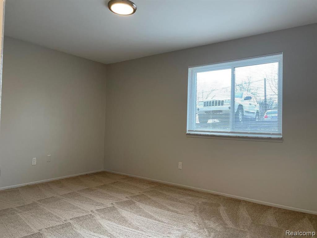 885 E SUMMIT Street, Milford, MI 48381 — Photo 12