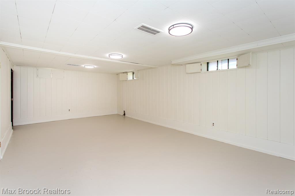 25830 Berkley Avenue, Huntington Woods, MI — Photo 35
