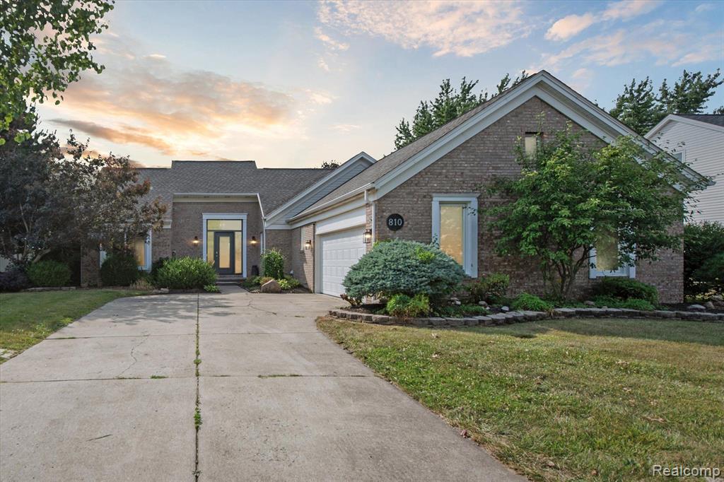 810 CARRINGTON Boulevard, Monroe, MI 48161 — Photo 2