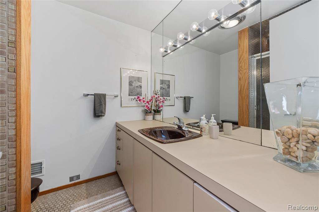 5035 Ponvalley Road, Bloomfield Hills, MI 48302 — Photo 38