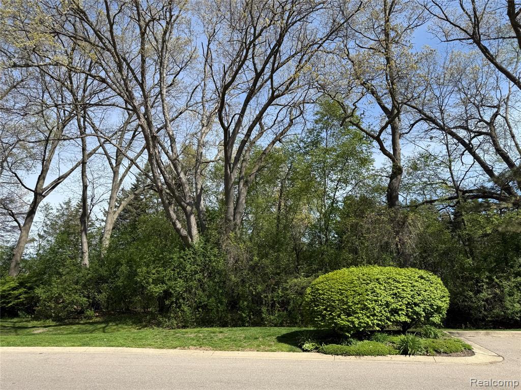 7059 Colonial Oaks Drive, Waterford, MI 48327 — Photo 3