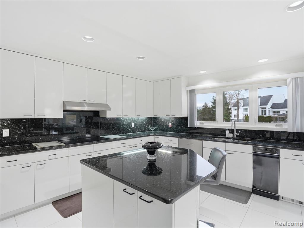3827 Manchester Court, Bloomfield Hills, MI 48302 — Photo 19