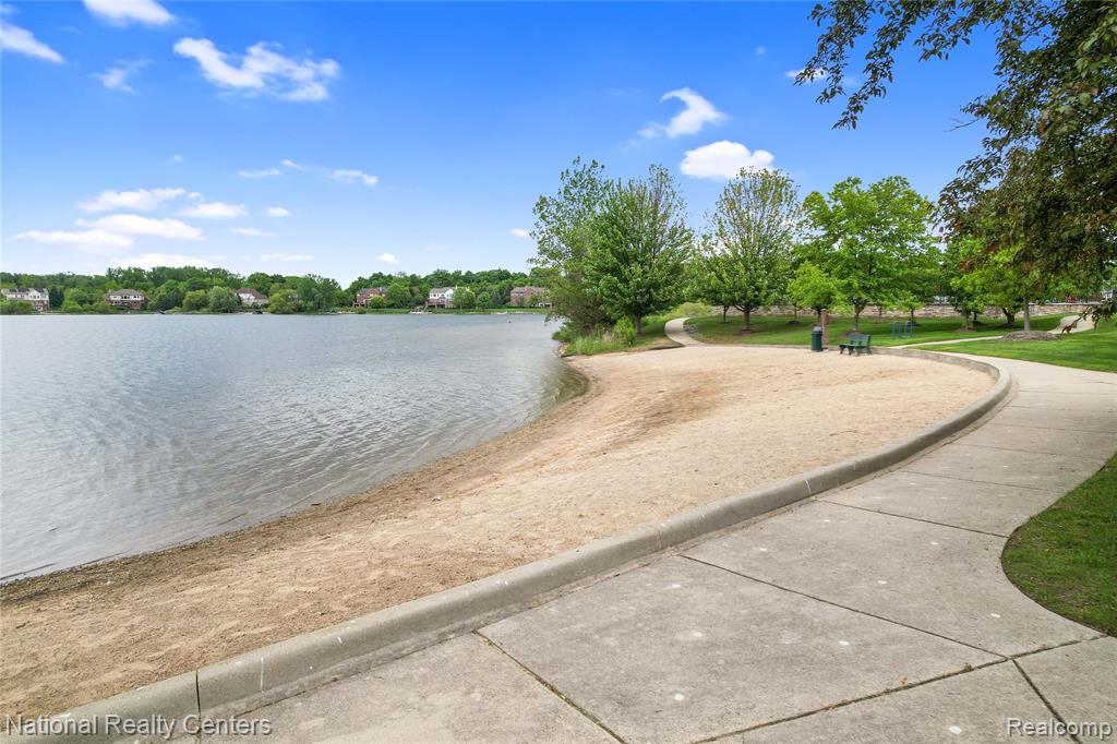 49235 BRAEBURN Lane, Novi, MI — Photo 66