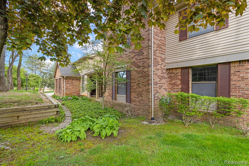 37161 DEER RUN Drive, Farmington Hills, MI 48331 — Photo 23
