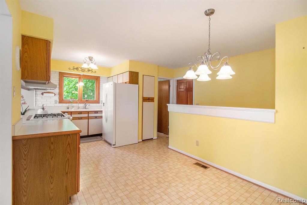 7038 Driftwood Drive, Fenton, MI 48430 — Photo 6