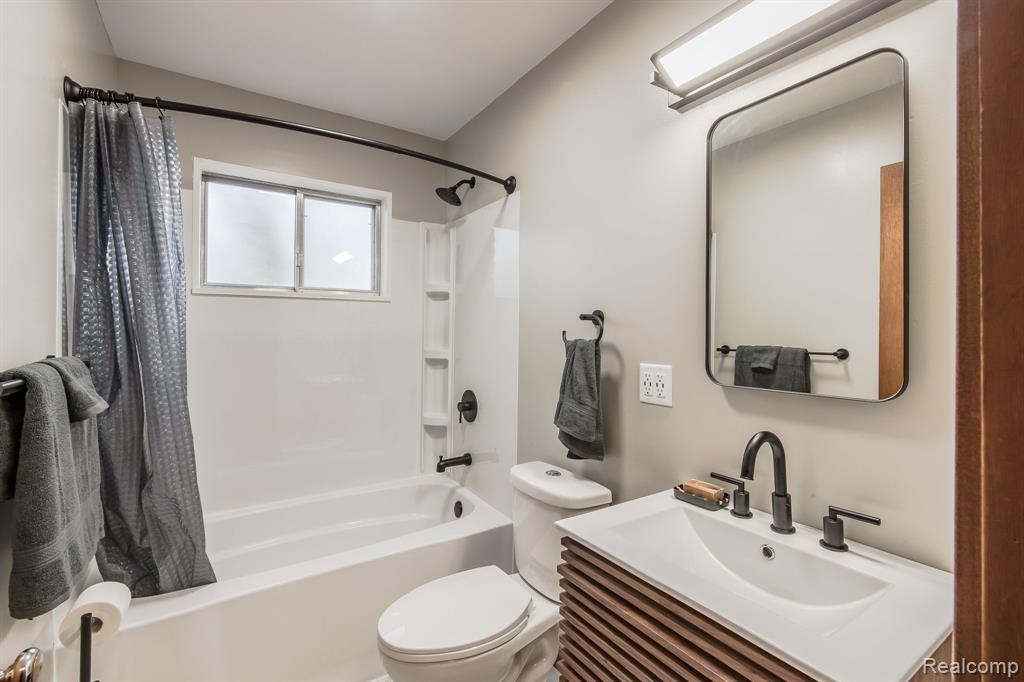 5368 LAPEER Road, Burton, MI 48509 — Photo 15
