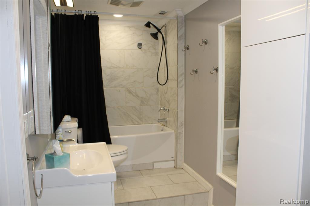 896 Grace Avenue, Rochester Hills, MI 48307 — Photo 9