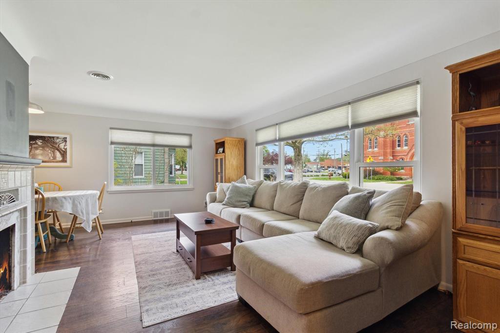208 E SAINT CLAIR Street, Almont, MI 48003 — Photo 10