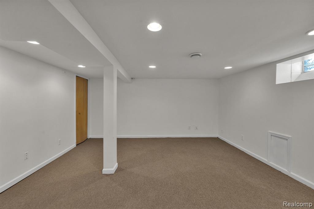 10015 Marion, Redford, MI 48239 — Photo 32