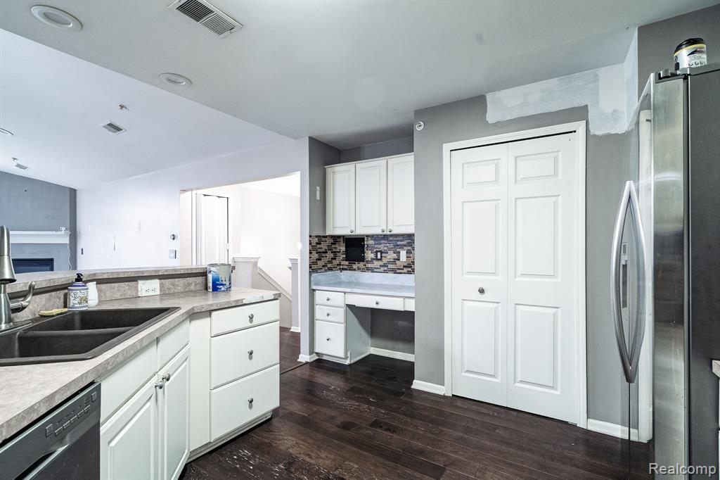 4205 CAMERON Circle, Walled Lake, MI 48390 — Photo 12