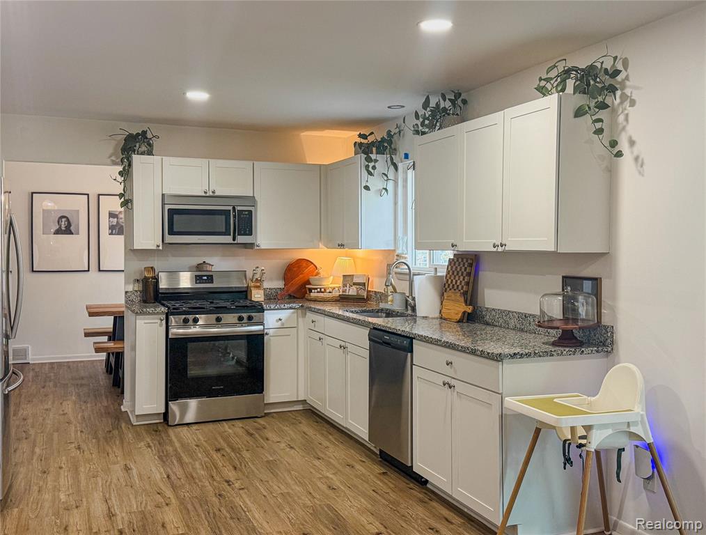 3965 Midland Road E, Waterford, MI 48329 — Photo 8
