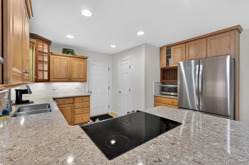 9144 Deer Park Court, Fenton, MI 48430 — Photo 21