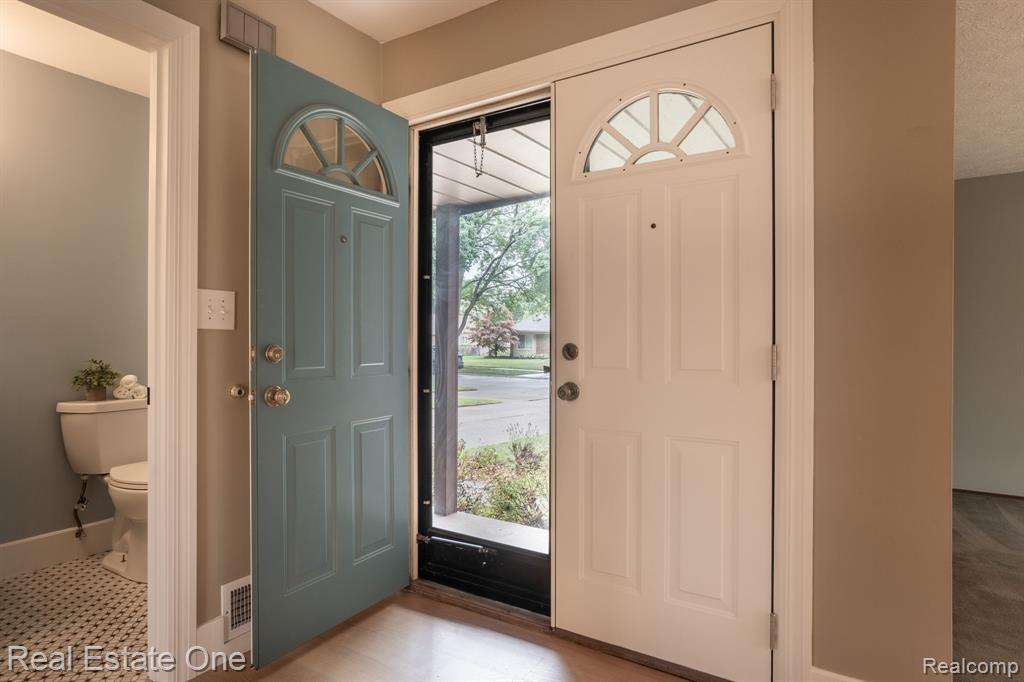 635 RANDALL, Troy, MI 48085 — Photo 3