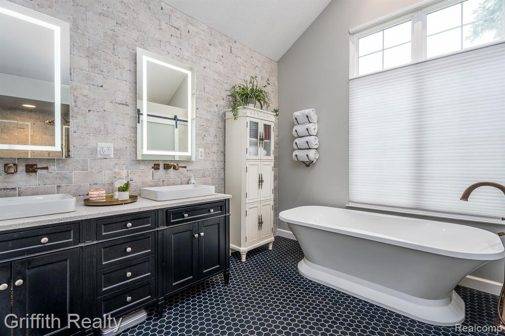 4593 VILLA FRANCE Drive, Brighton, MI 48116 — Photo 13