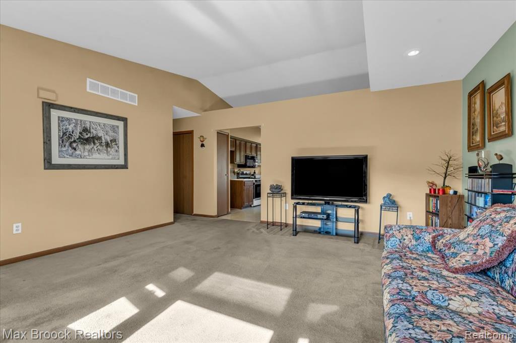 47685 Jefferson Avenue, Chesterfield, MI 48047 — Photo 7
