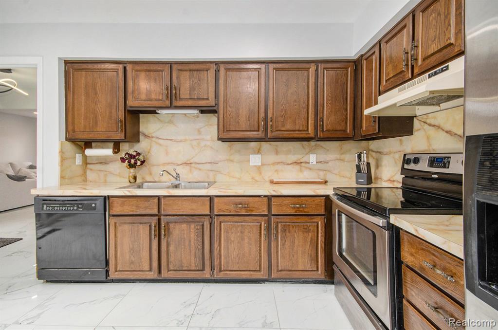 3045 Lindenwood Drive, Dearborn, MI 48120 — Photo 11