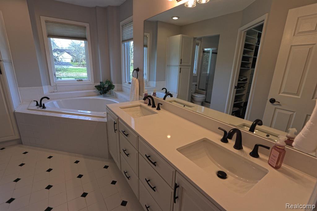 5470 HURON HILLS Drive, Commerce Twp, MI 48382 — Photo 21