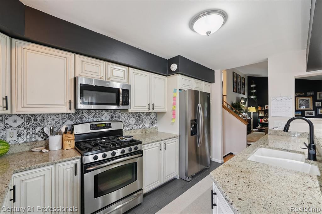 9024 Hubbard Street, Livonia, MI 48150 — Photo 12