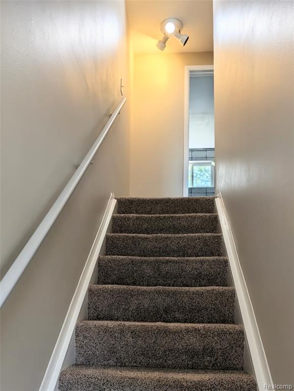 1390 Laurel Valley Drive, Waterford, MI 48327 — Photo 11