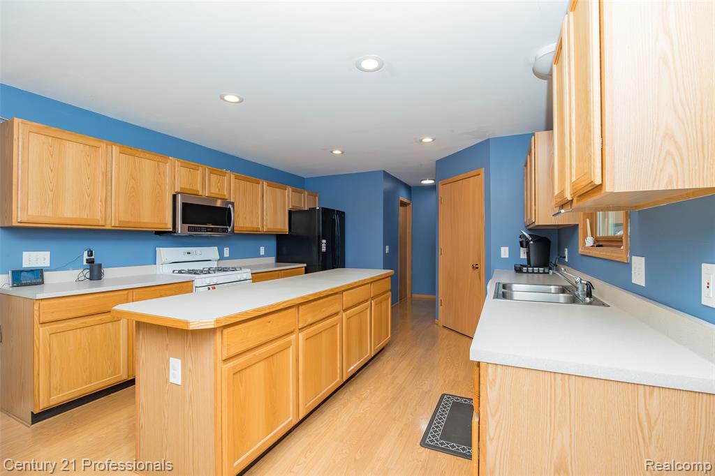 6591 Windiate Road, Waterford, MI 48329 — Photo 18