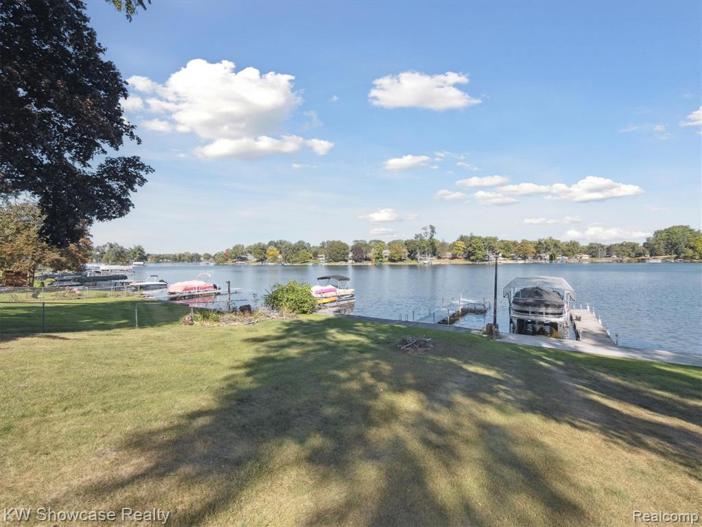 688 Wolverine Drive, Walled Lake, MI 48390 — Photo 9
